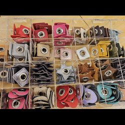 Snre huller i imiteret lder firkantet