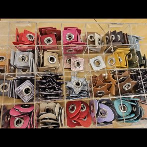 Snre huller i imiteret lder firkantet