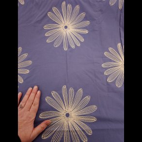 Bl� bomuld med broderi