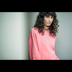 Laksefarvet rundstrikket rib